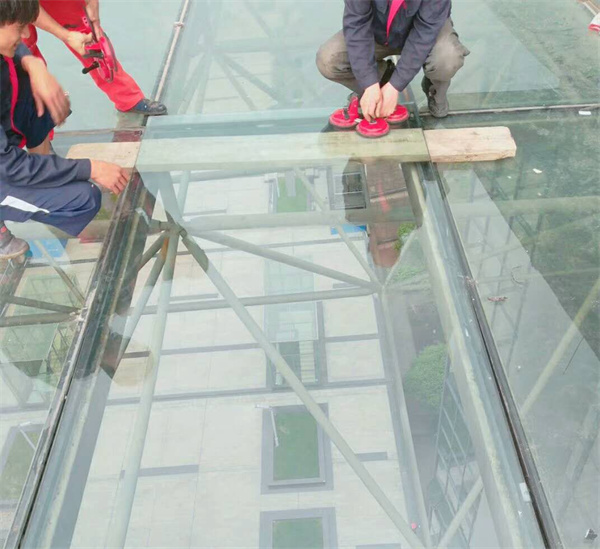 西部智谷玻璃维修案例